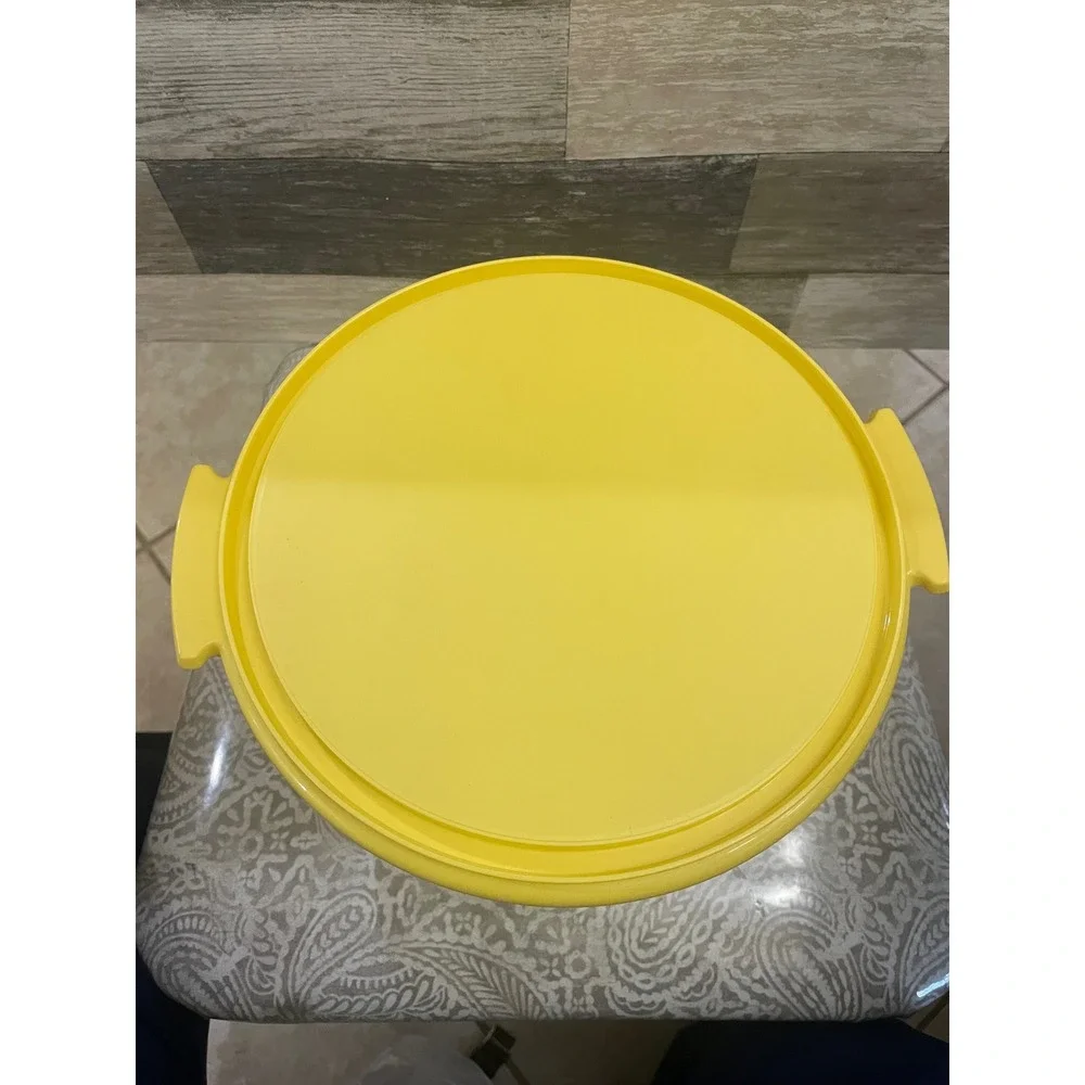 Vintage Tupperware Cake Taker Carrier Container Tan Yellow Round Tray 11
